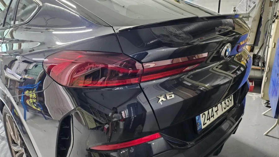 BMW X6のカーラッピング事例｜高光沢フィルムで高級感をプラス 施工写真 2-1