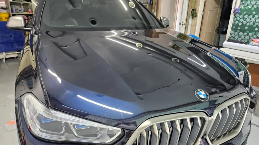 BMW X6のカーラッピング事例｜高光沢フィルムで高級感をプラス 施工写真 1-2