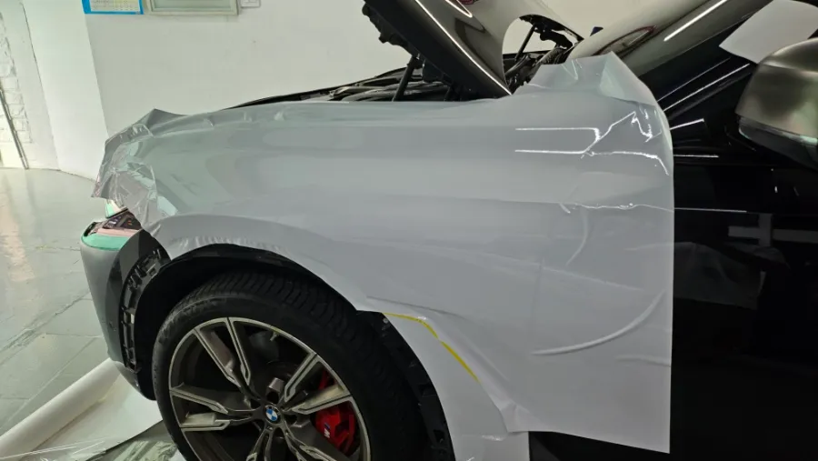 BMW X6のカーラッピング事例｜高光沢フィルムで高級感をプラス 施工写真 2-2