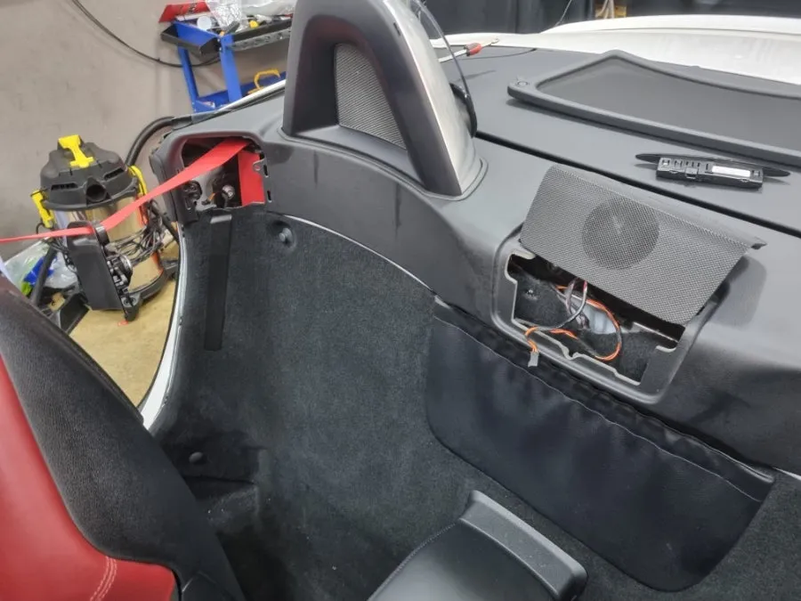Mercedes-Benz SLK ambient lighting installation result