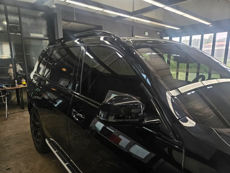 BMW X7のカーラッピング事例|クロームパーツのブラックアウト 施工写真 2-1