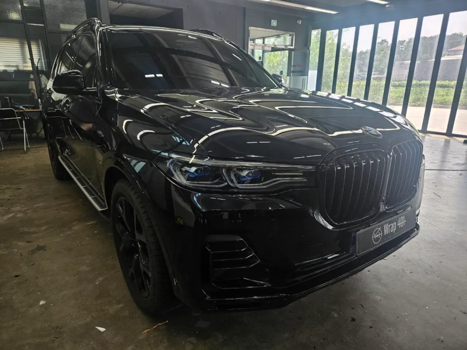BMW X7のカーラッピング事例|クロームパーツのブラックアウト 施工写真 3-1