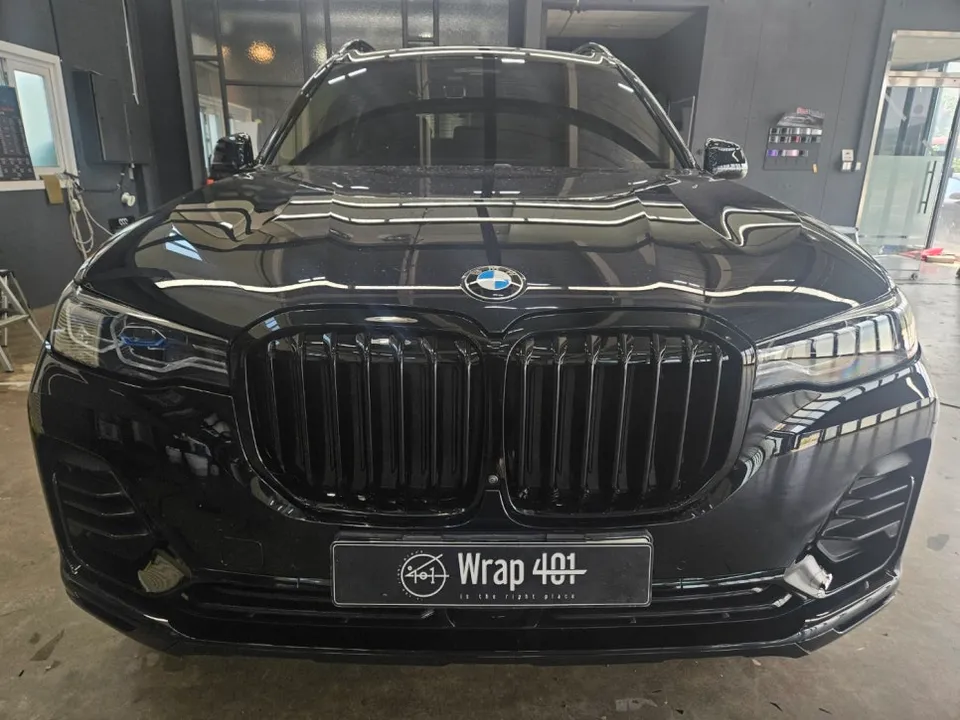 BMW X7のカーラッピング事例|クロームパーツのブラックアウト 施工写真 1-2