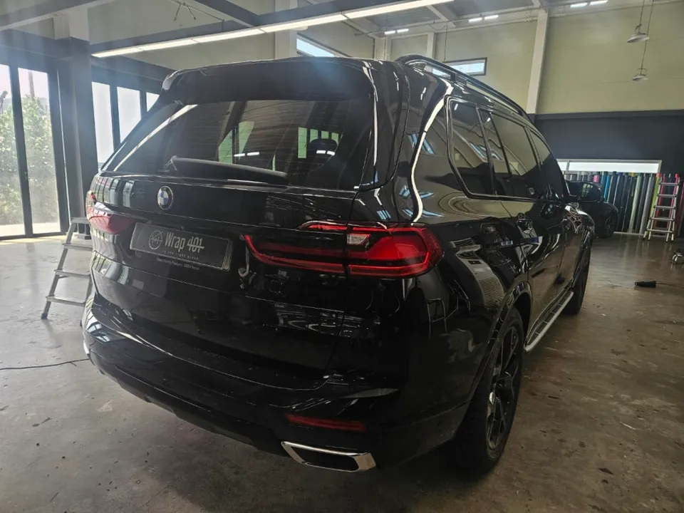 BMW X7のカーラッピング事例|クロームパーツのブラックアウト 施工写真 2-2