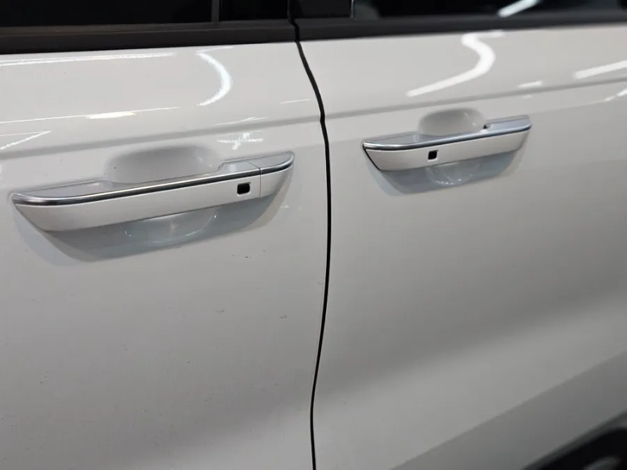 Kia Carnival KA4のカーラッピング事例：クローム除去で印象激変 施工写真 3-1