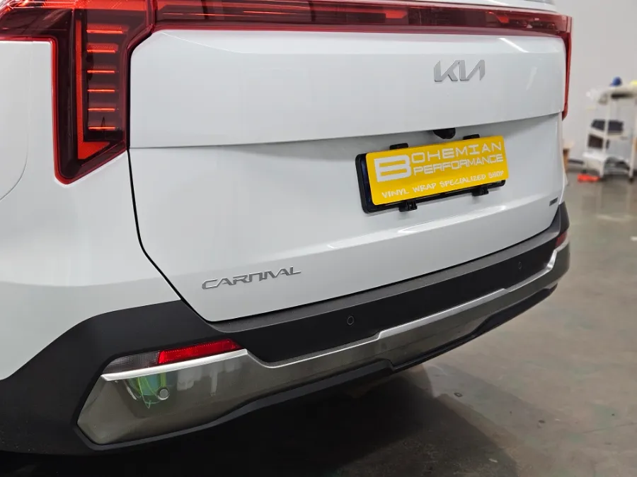Kia Carnival KA4のカーラッピング事例：クローム除去で印象激変 施工写真 4-2