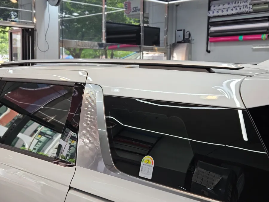 Kia Carnival KA4のカーラッピング事例：クローム除去で印象激変 施工写真 1-3