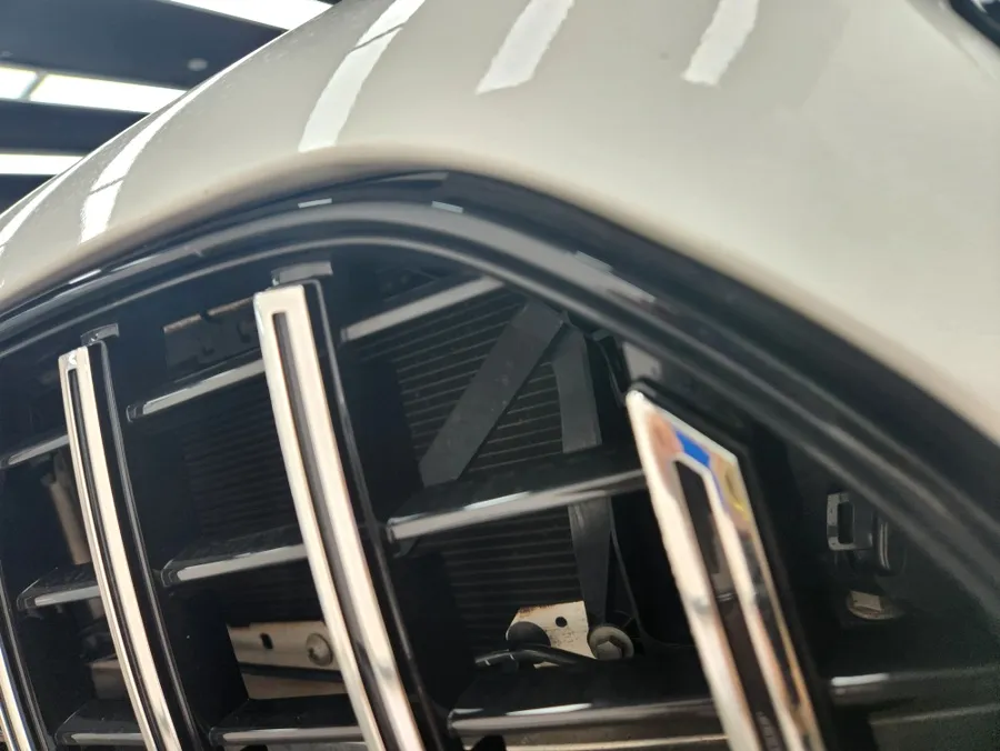 Mercedes-Benz Eクラスのカーラッピング事例:サテンブラック 施工写真 2-1