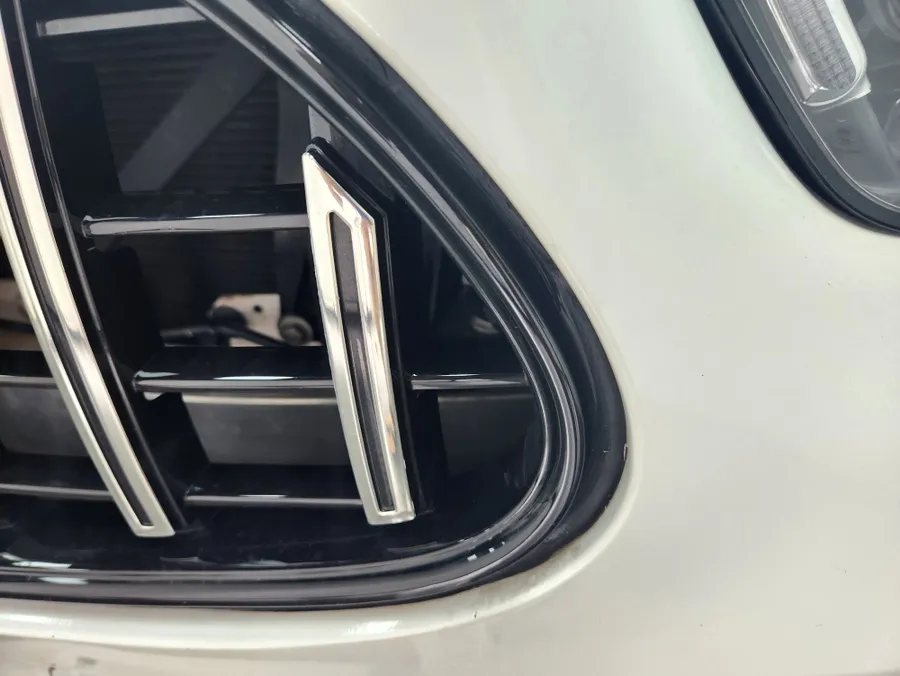 Mercedes-Benz Eクラスのカーラッピング事例:サテンブラック 施工写真 3-1
