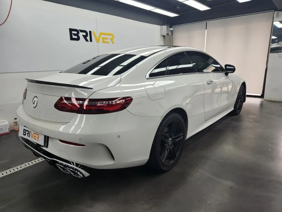 Mercedes-Benz Eクラスのカーラッピング事例:サテンブラック 施工写真 1-3