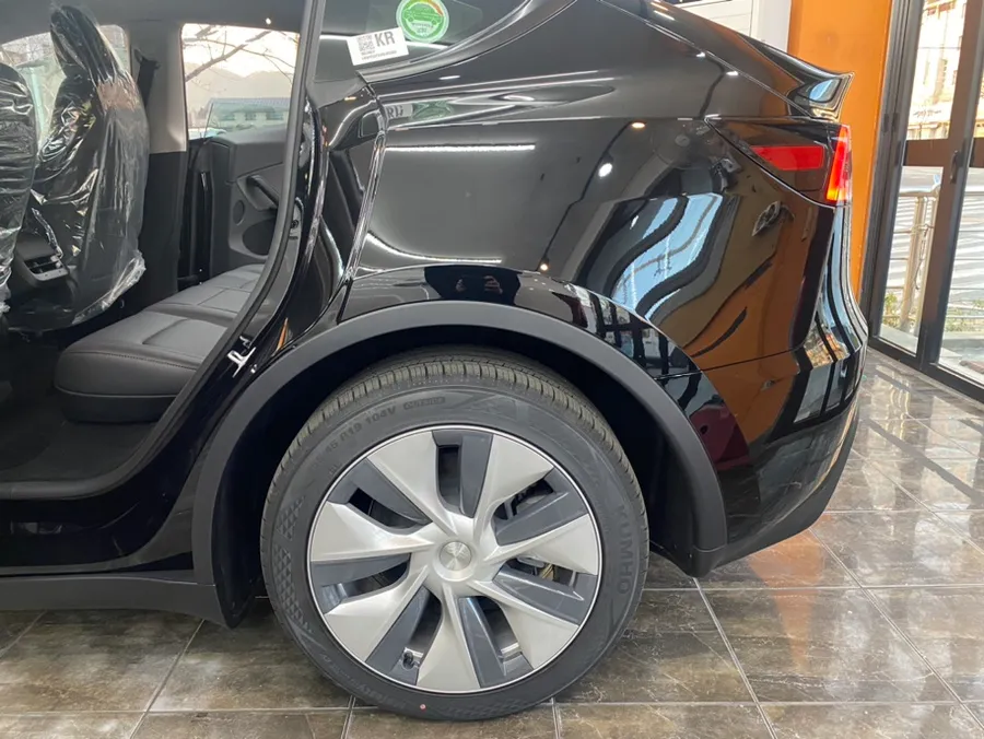 Tesla Model Yのカーフィルム施工事例｜費用目安・仕上がり 施工写真 2-3