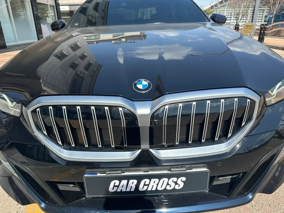 BMW G60のカーラッピング事例|キドニーグリルで個性を演出 施工写真 3-1