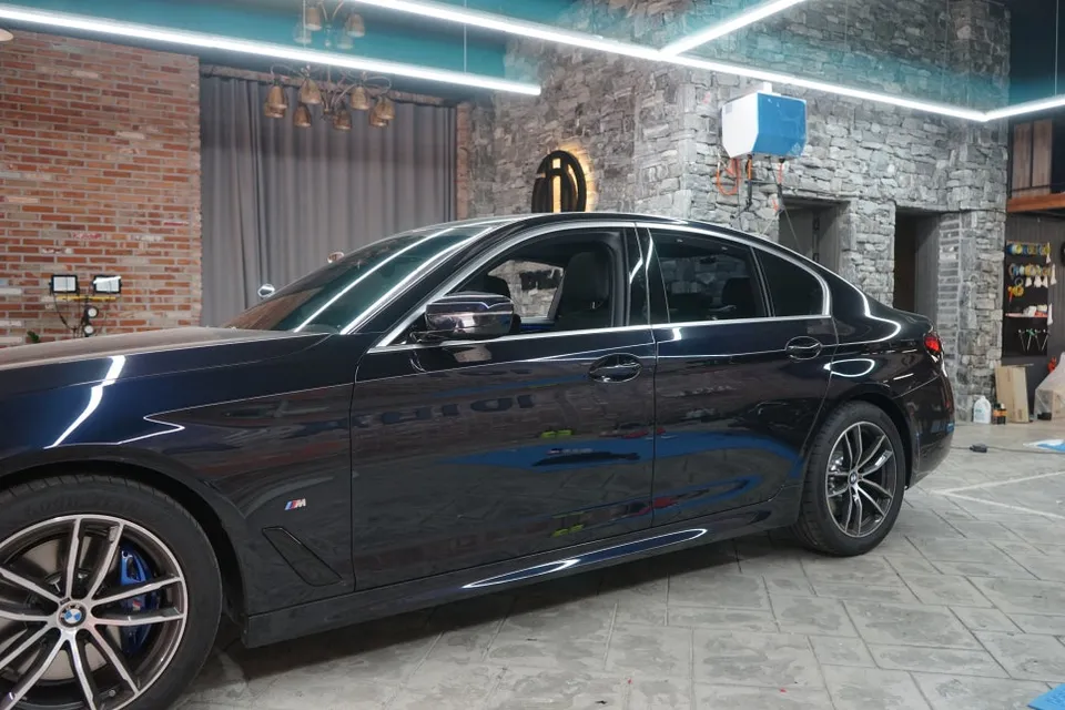 BMW 5 Series G30のカーラッピング事例|クロームモールをブラック化 施工写真 3-2
