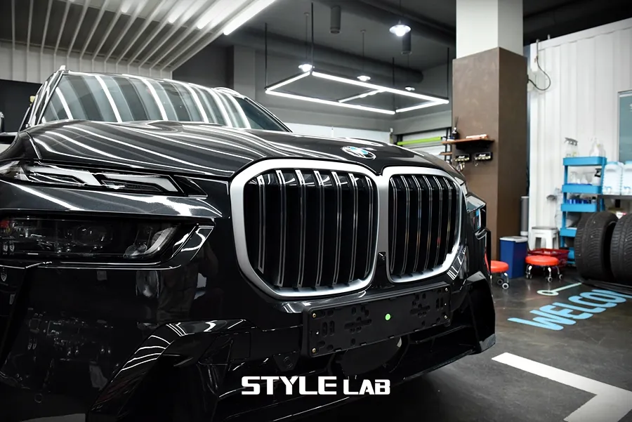 BMW X7のカーラッピング事例|オールブラック化の費用目安 施工写真 1-1