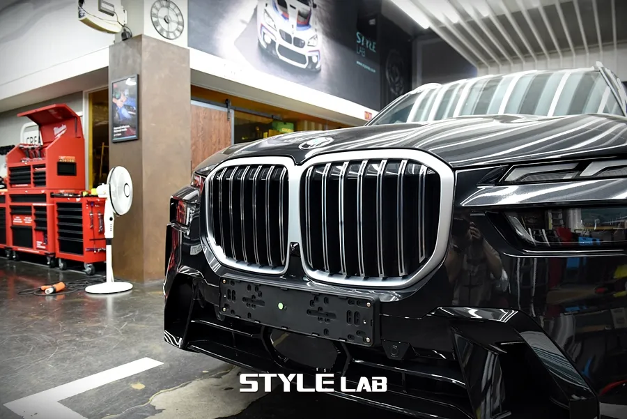 BMW X7のカーラッピング事例|オールブラック化の費用目安 施工写真 2-1