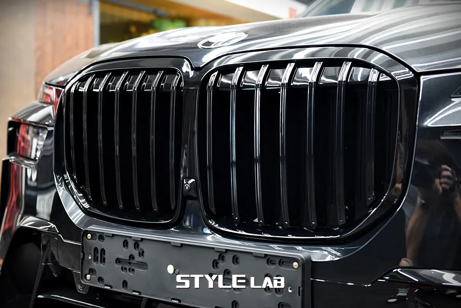 BMW X7のカーラッピング事例|オールブラック化の費用目安 施工写真 3-1