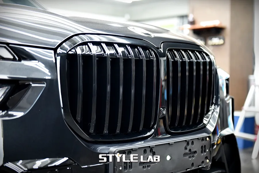 BMW X7のカーラッピング事例|オールブラック化の費用目安 施工写真 1-2