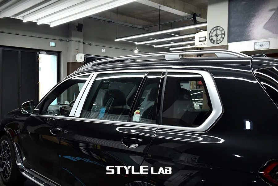 BMW X7のカーラッピング事例|オールブラック化の費用目安 施工写真 3-2