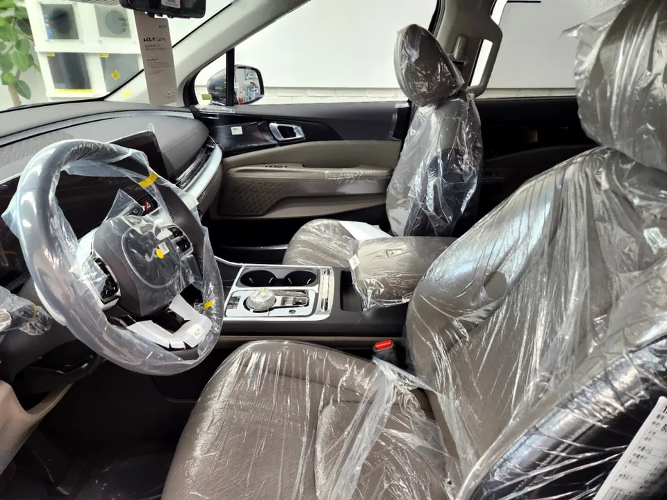 Kia Carnivalのカーフィルム施工事例|断熱・UVカット効果 施工写真 3-1