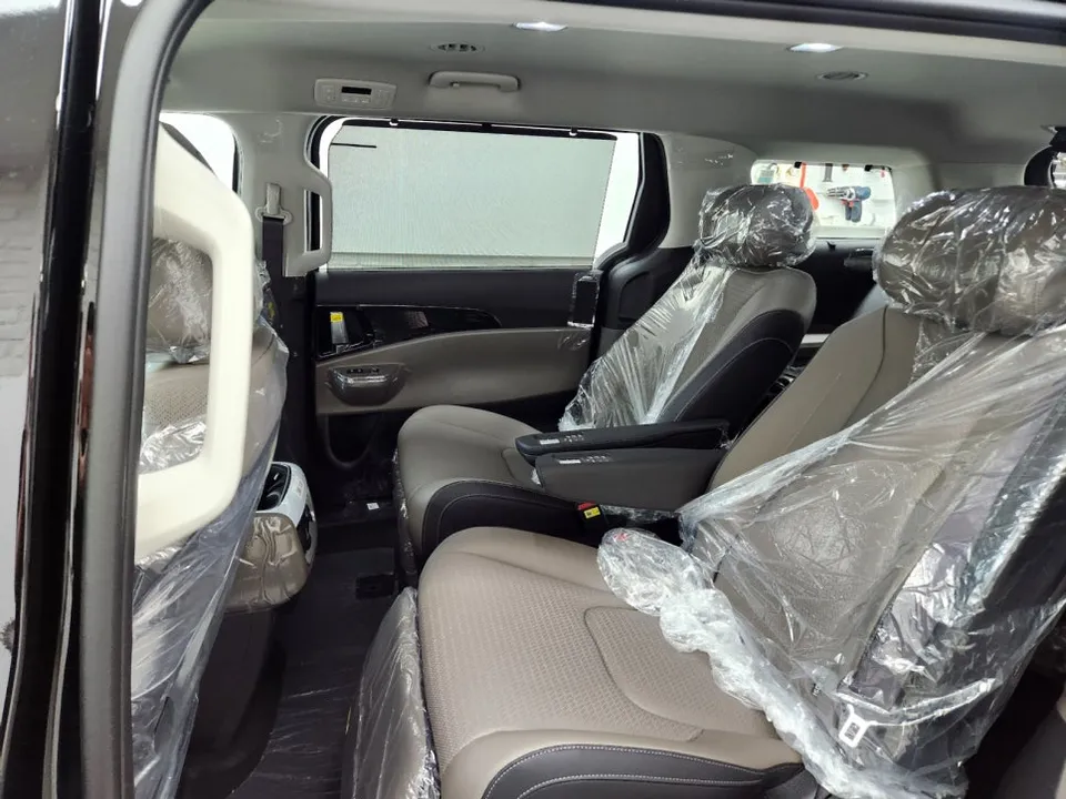 Kia Carnivalのカーフィルム施工事例|断熱・UVカット効果 施工写真 3-2