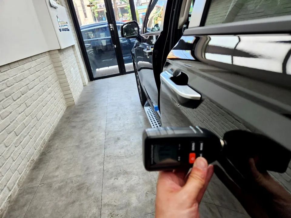 Kia Carnivalのカーフィルム施工事例|断熱・UVカット効果 施工写真 1-3