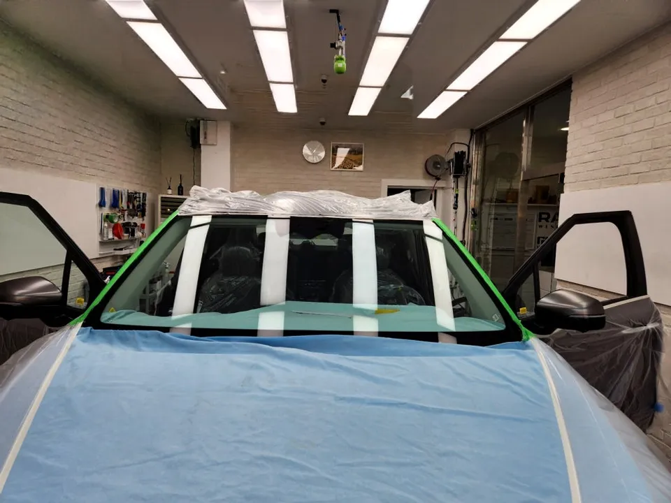 Kia Carnivalのカーフィルム施工事例|断熱・UVカット効果 施工写真 3-3