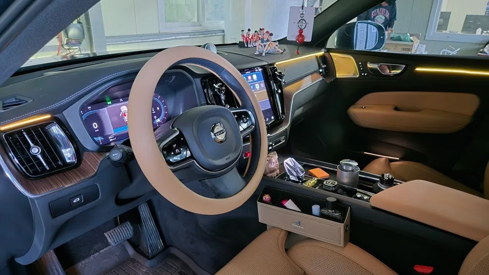 Volvo XC60 ambient lighting - Volvo XC60 Ambient Lighting Review: Acrylic Install Cost photo 3