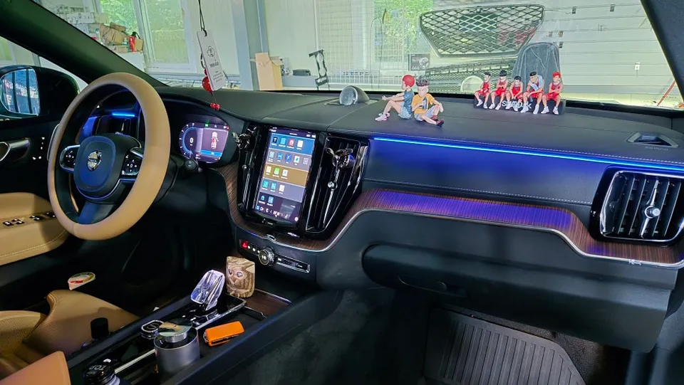 Volvo XC60 ambient lighting - Volvo XC60 Ambient Lighting Review: Acrylic Install Cost photo 7