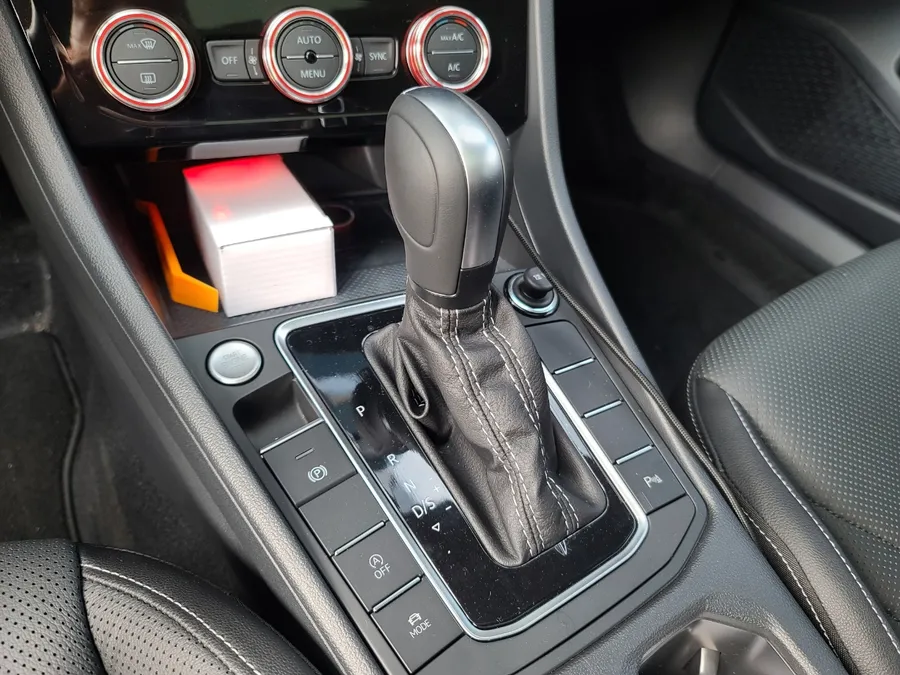 Volkswagen Arteon steering wheel - Volkswagen Arteon LED Gear Shift Knob Customization Review photo 3