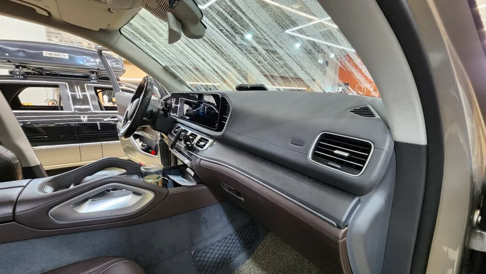 Mercedes-Benz GLS 580 interior customization installation result