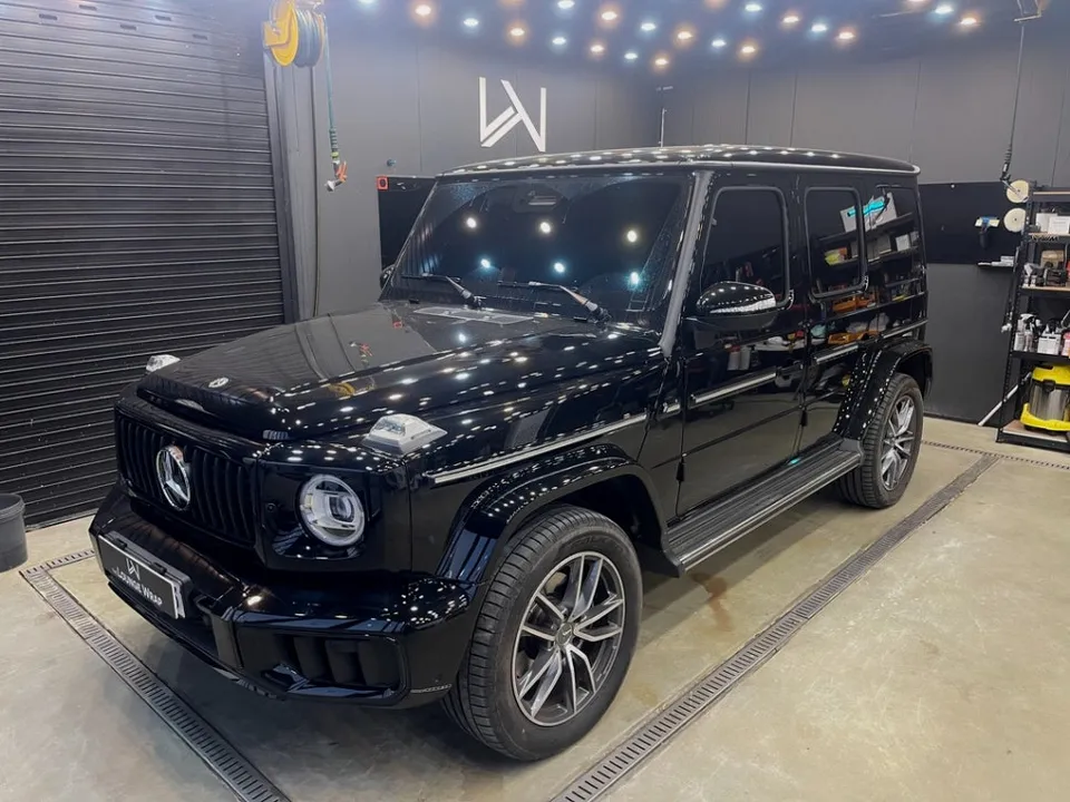Mercedes-Benz G-Wagon Vinyl Wrap: Chrome Delete for All-Black Loo photo 2