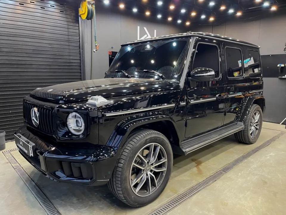 Mercedes-Benz G-Wagon vinyl wrap - Mercedes-Benz G-Wagon Vinyl Wrap: Chrome Delete for All-Black Loo photo 4