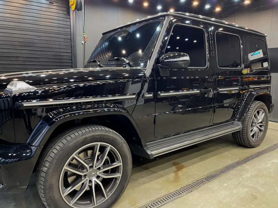 Mercedes-Benz G-Wagon vinyl wrap - Mercedes-Benz G-Wagon Vinyl Wrap: Chrome Delete for All-Black Loo photo 5
