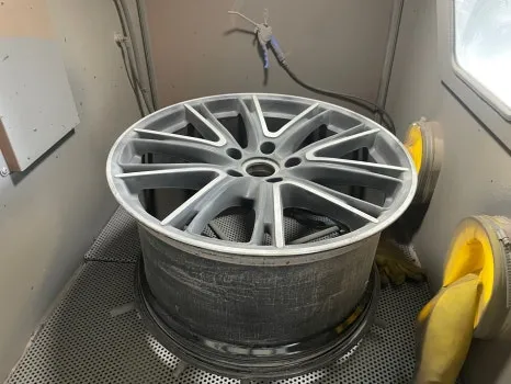 BMWのホイールリペア・塗装事例 施工写真 3-2