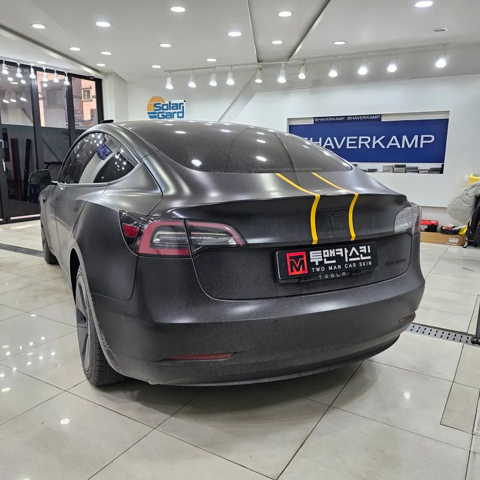 Tesla Model 3のカーラッピング事例|費用目安・仕上がり 施工写真 1-2
