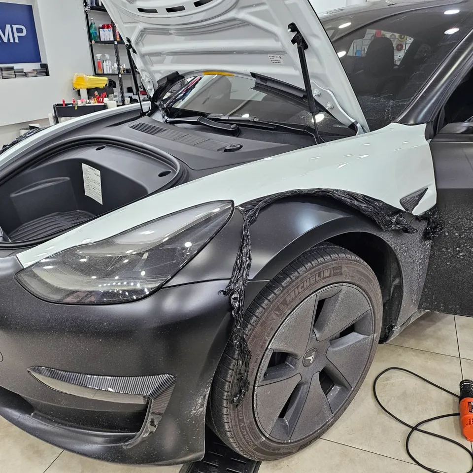 Tesla Model 3のカーラッピング事例|費用目安・仕上がり 施工写真 2-3