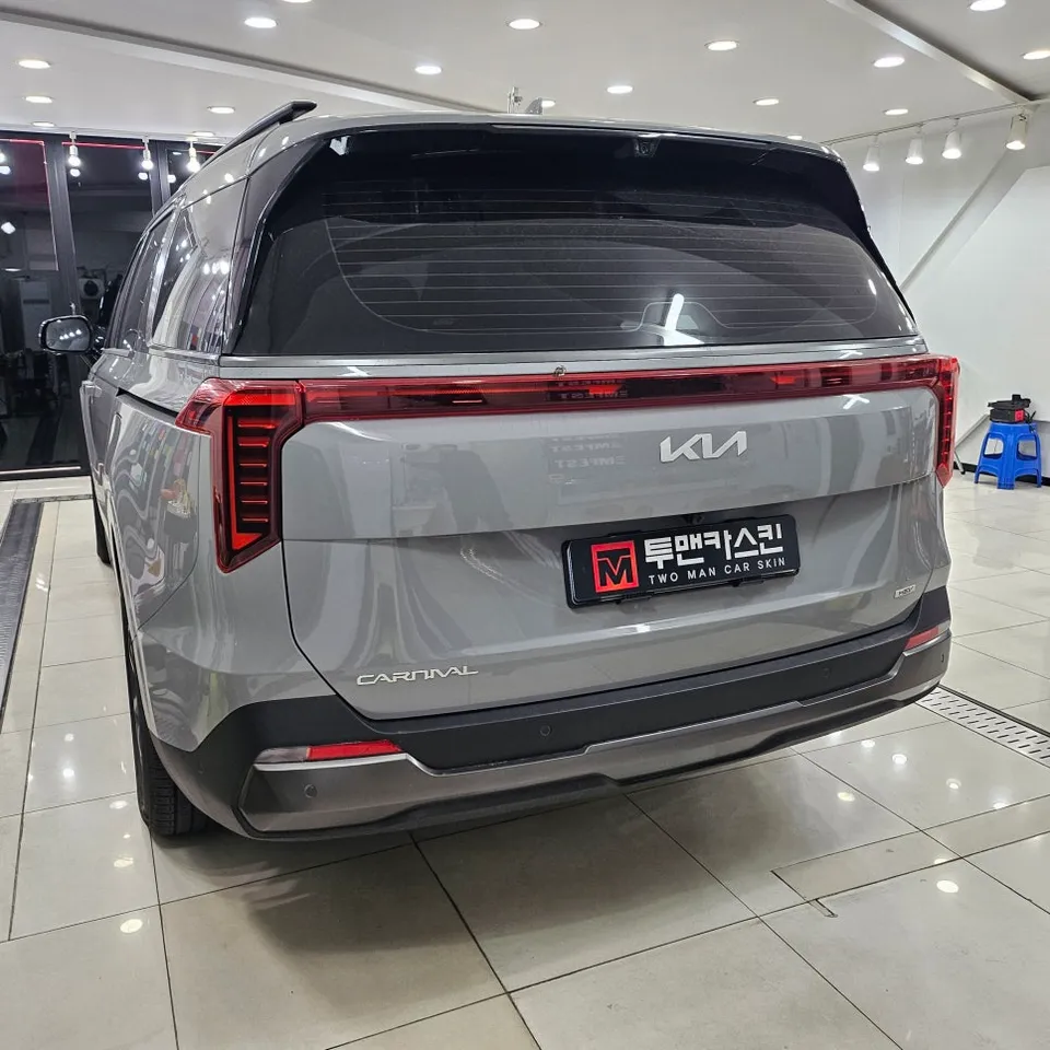 Kia Carnival KA4のカーラッピング事例 施工写真 1-2