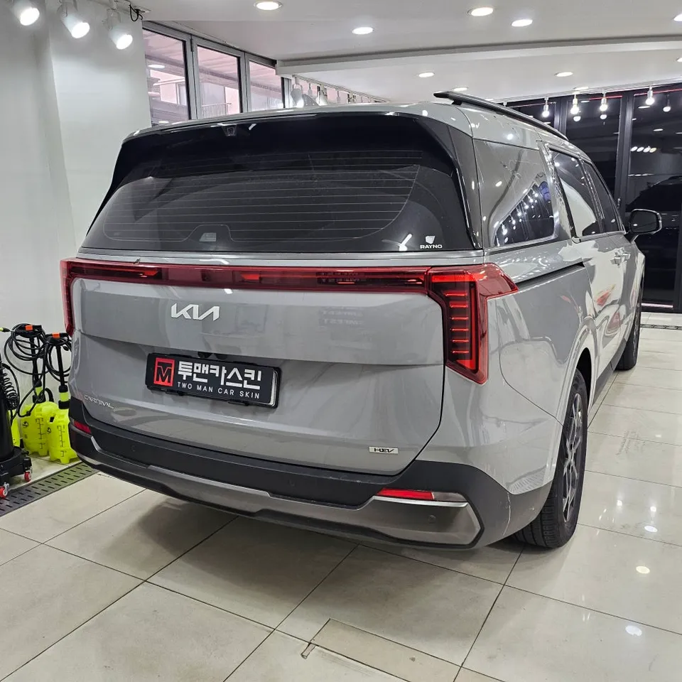 Kia Carnival KA4のカーラッピング事例 施工写真 2-2