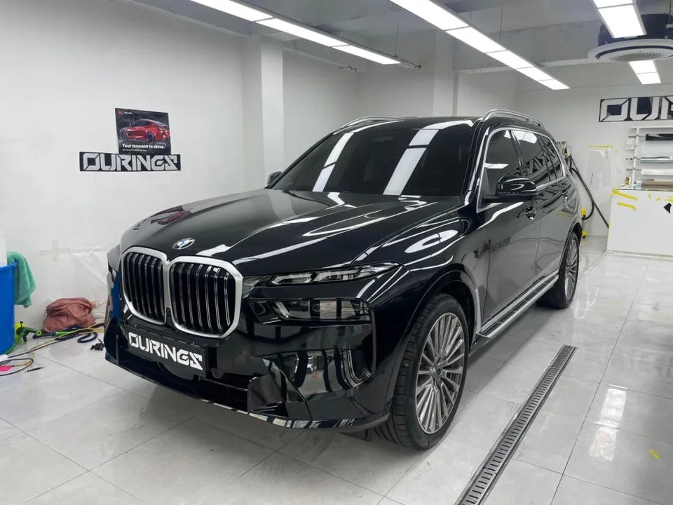 BMW X7 G07のカーラッピング事例|デュオトーンで高級感をプラス 施工写真 2-1