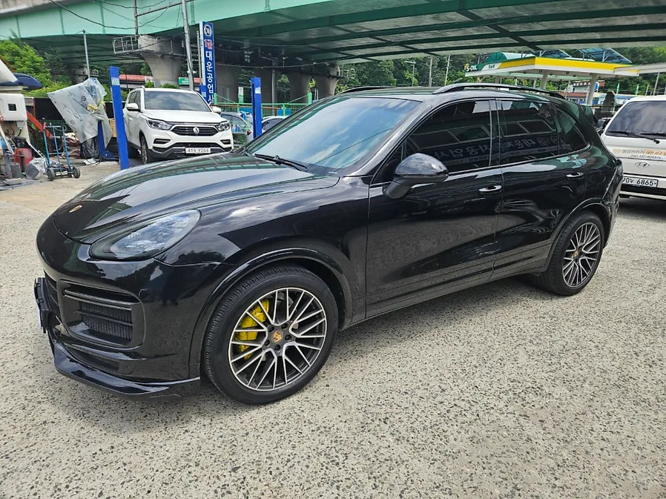 Porsche Cayenne 958 body kit - Porsche Cayenne 958 Body Kit Upgrade - Rear Conversion photo 4