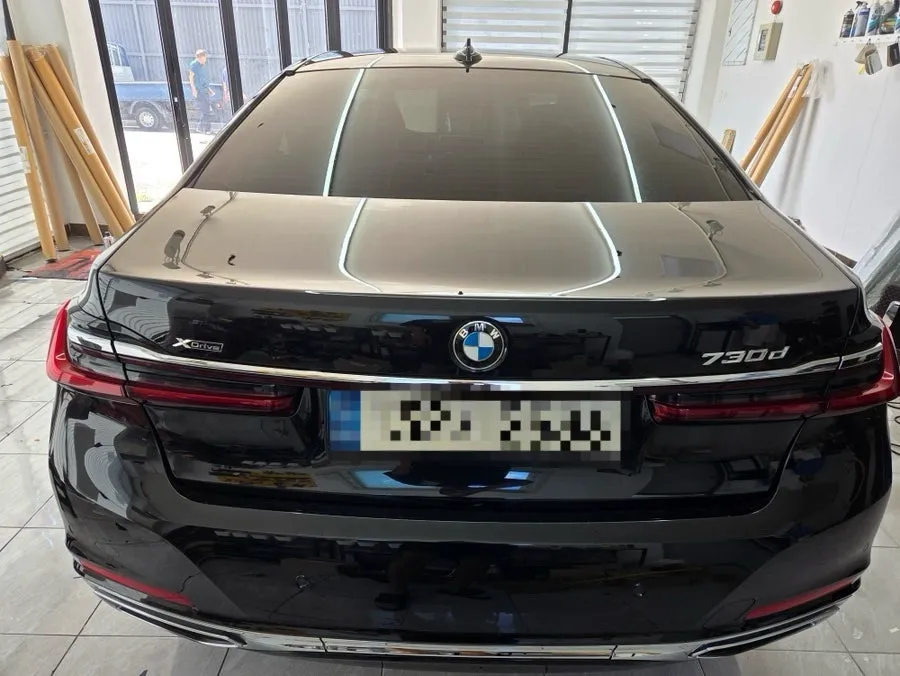 BMW 7 Seriesのカーラッピング事例｜高級感あるツートン仕様 施工写真 2-1