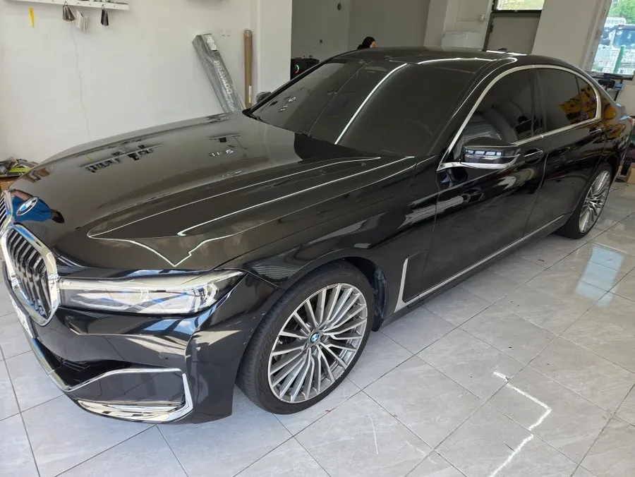BMW 7 Seriesのカーラッピング事例｜高級感あるツートン仕様 施工写真 3-1