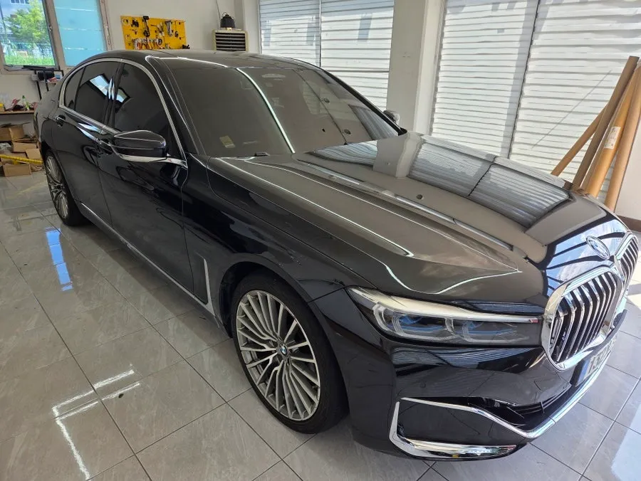 BMW 7 Seriesのカーラッピング事例｜高級感あるツートン仕様 施工写真 1-2
