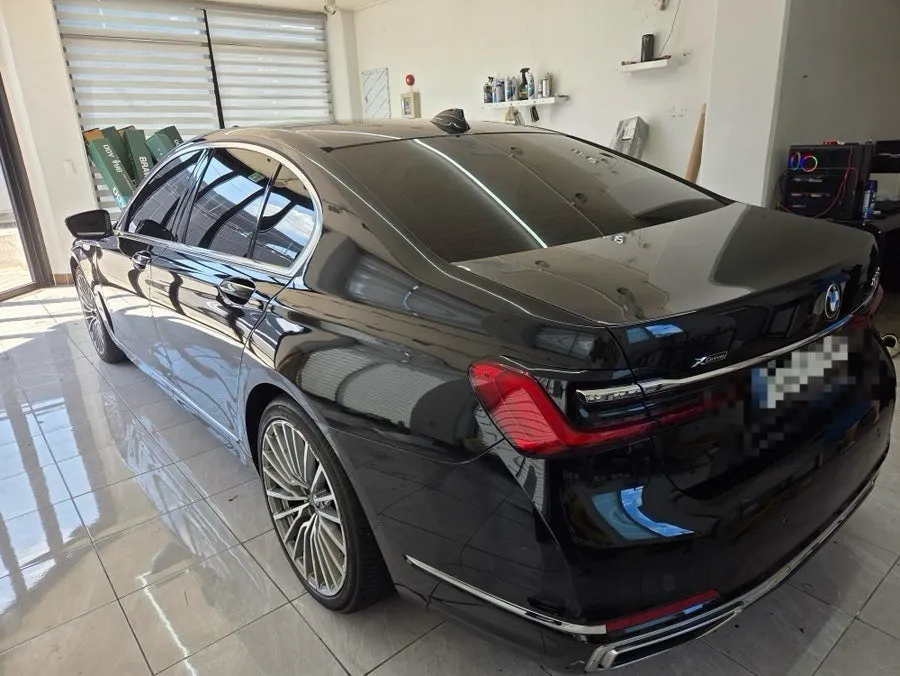BMW 7 Seriesのカーラッピング事例｜高級感あるツートン仕様 施工写真 2-2
