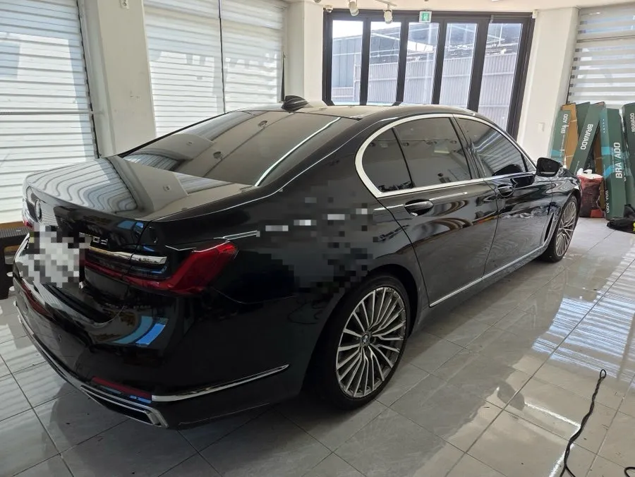 BMW 7 Seriesのカーラッピング事例｜高級感あるツートン仕様 施工写真 3-2