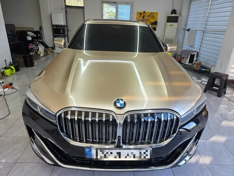 BMW 7 Seriesのカーラッピング事例｜高級感あるツートン仕様 施工写真 1-3