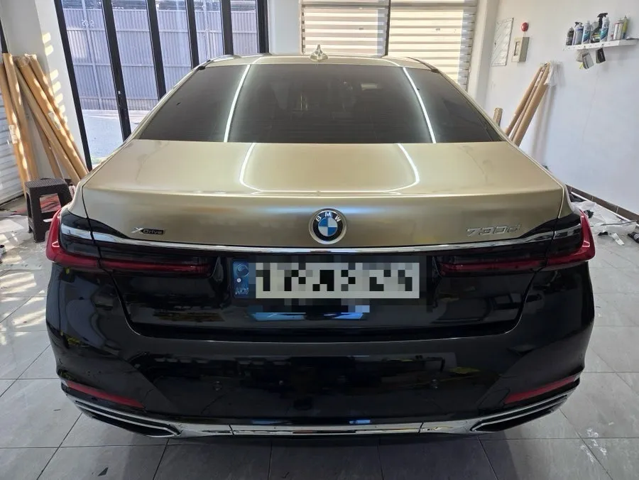 BMW 7 Seriesのカーラッピング事例｜高級感あるツートン仕様 施工写真 2-3