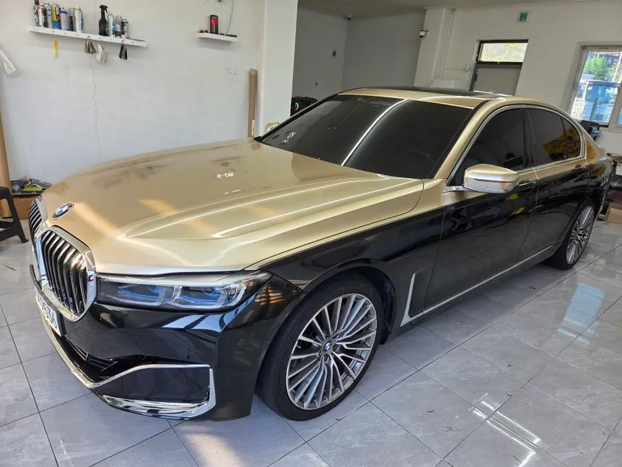 BMW 7 Seriesのカーラッピング事例｜高級感あるツートン仕様 施工写真 3-3