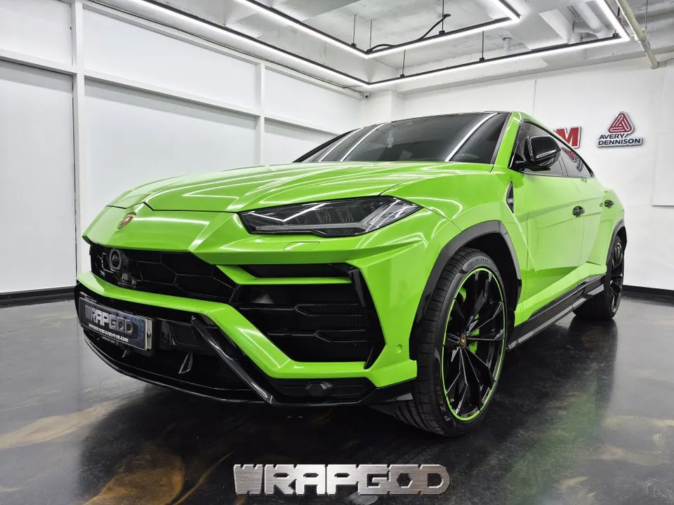Lamborghini Urusのカーラッピング事例｜バイパーグリーン 写真