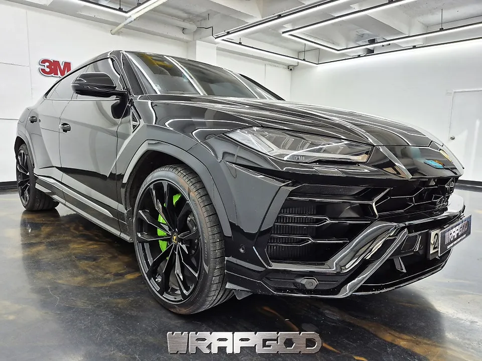 Lamborghini Urusのカーラッピング事例|バイパーグリーン 施工写真 3-1